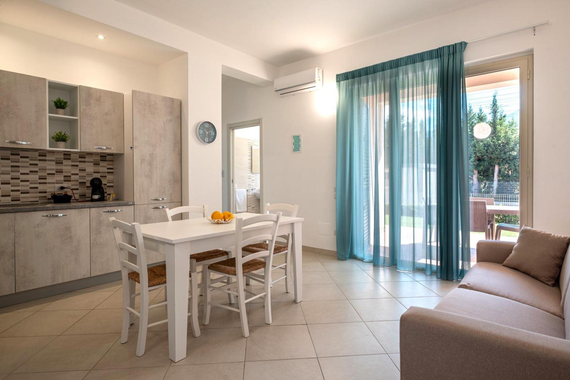 Icaro Residence Apartments With A Beautiful Pool SantʼAgata di Militello エクステリア 写真