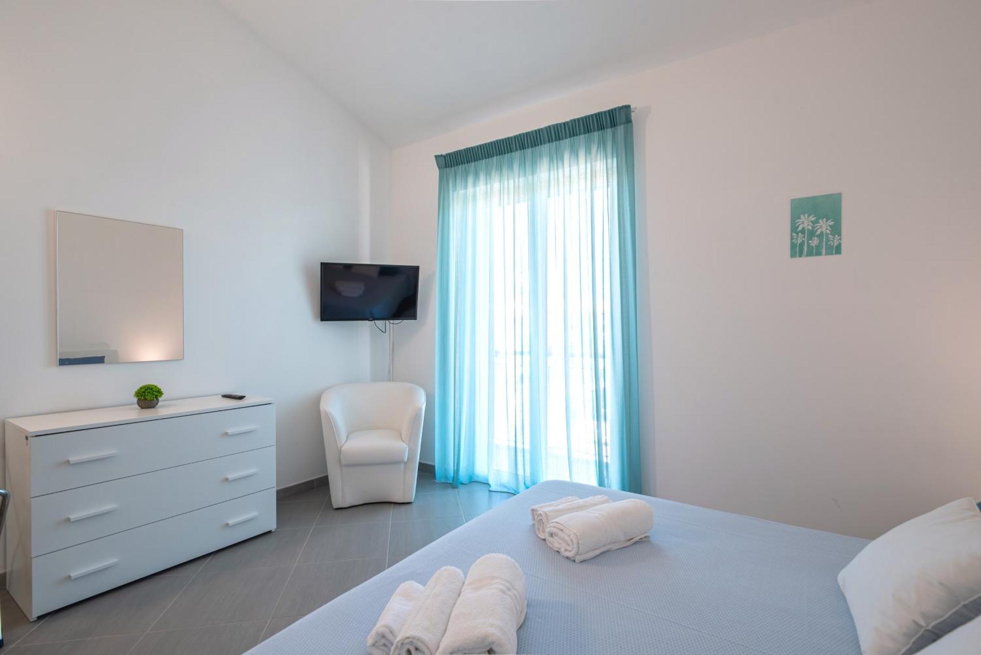 Icaro Residence Apartments With A Beautiful Pool SantʼAgata di Militello エクステリア 写真