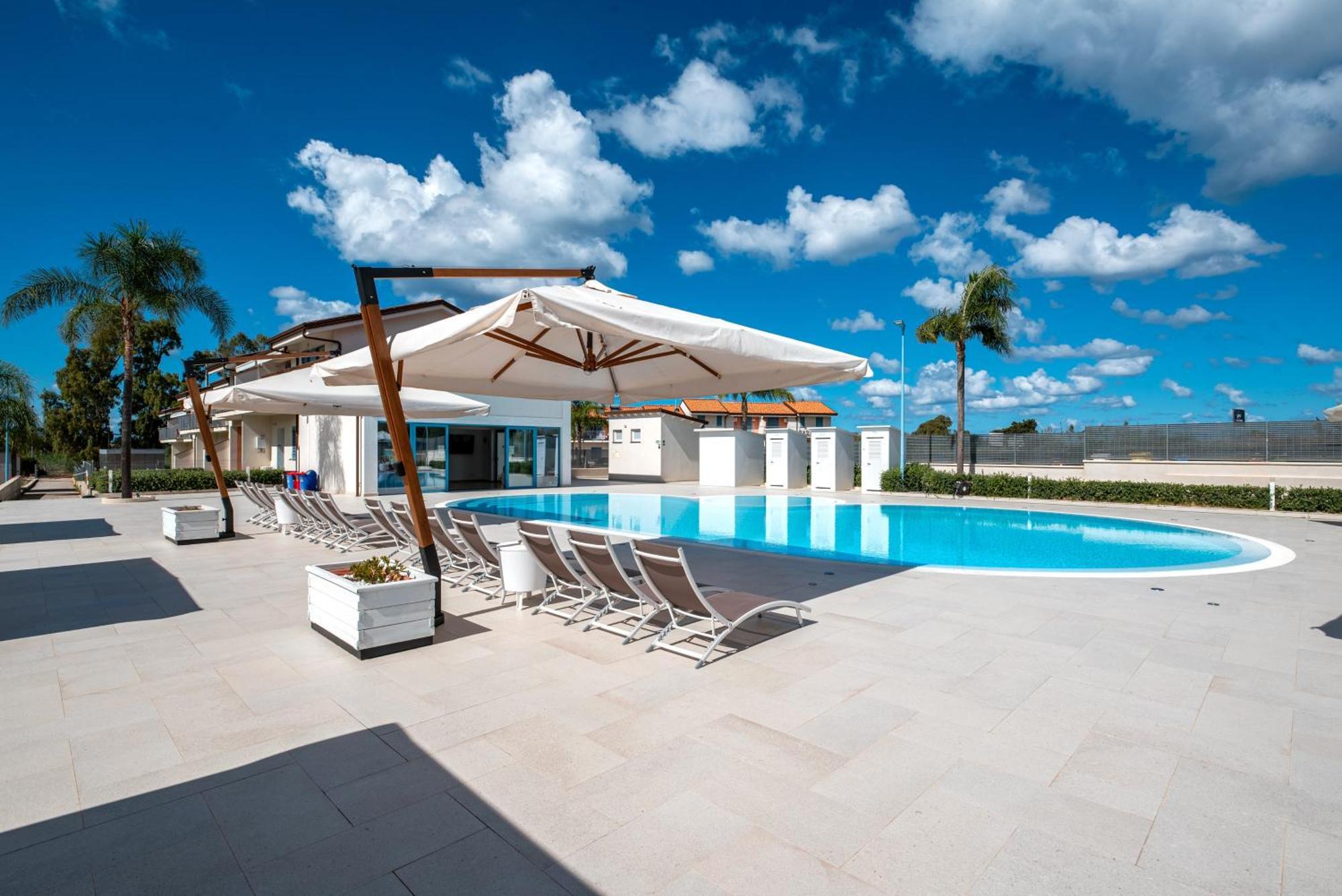 Icaro Residence Apartments With A Beautiful Pool SantʼAgata di Militello エクステリア 写真