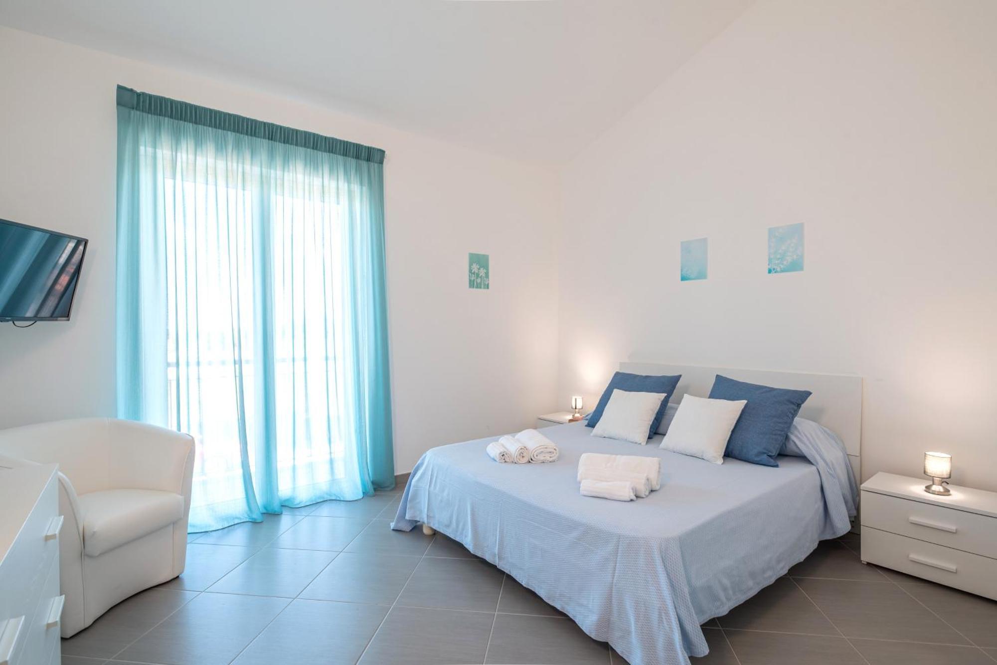 Icaro Residence Apartments With A Beautiful Pool SantʼAgata di Militello エクステリア 写真